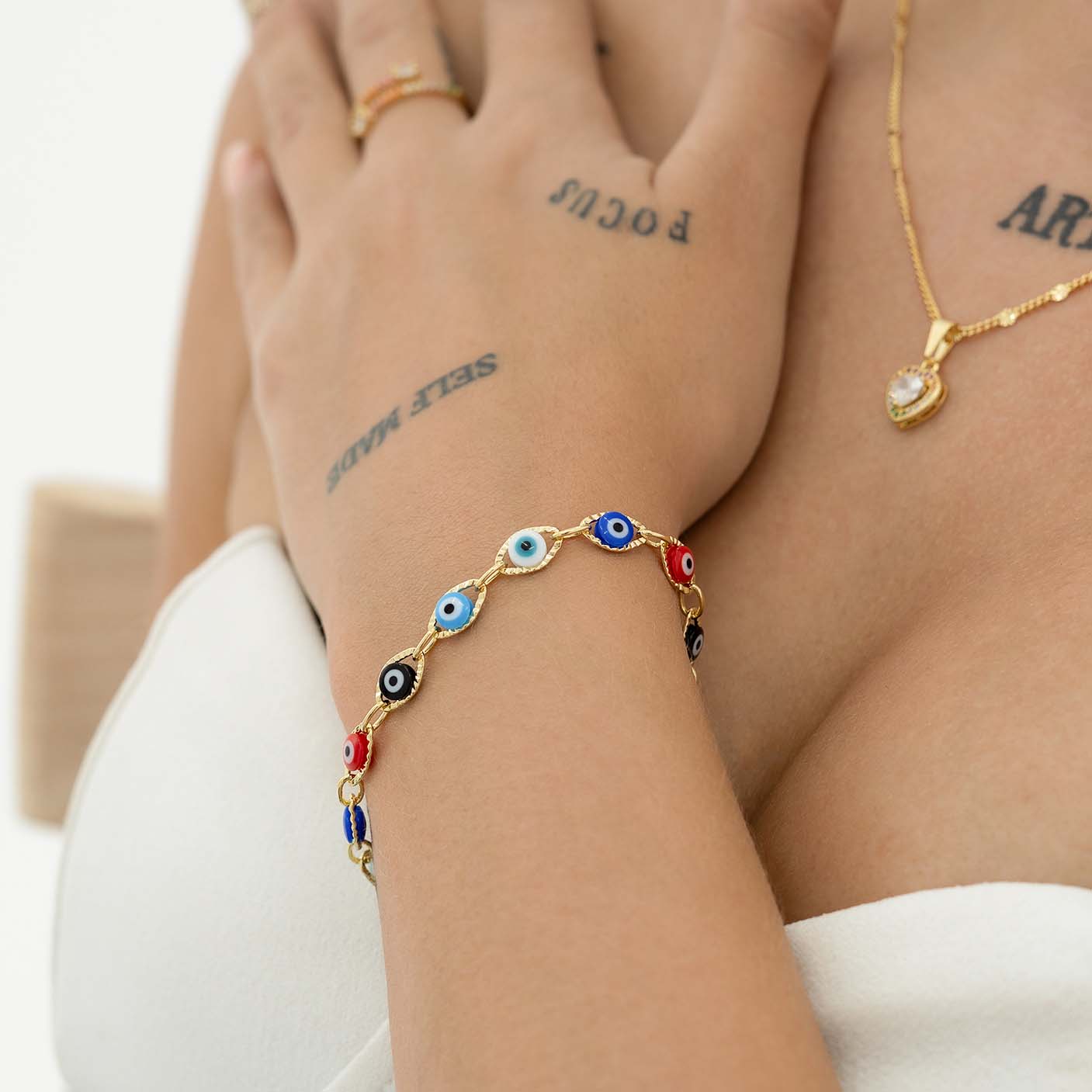 Foto ambientada (viene únicamente la pulsera)
